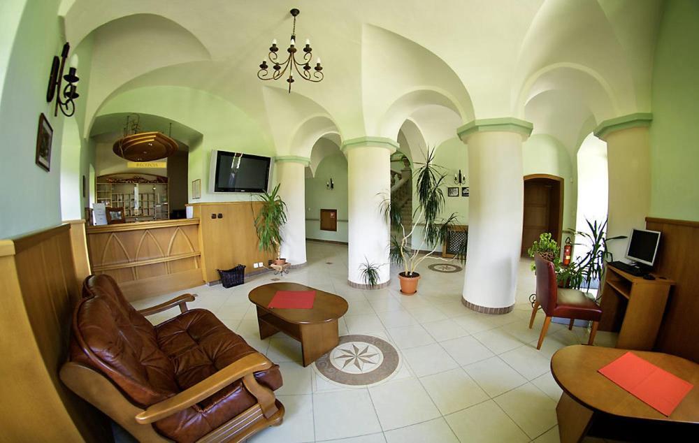 Kastiel Lucivna Hotell Exteriör bild