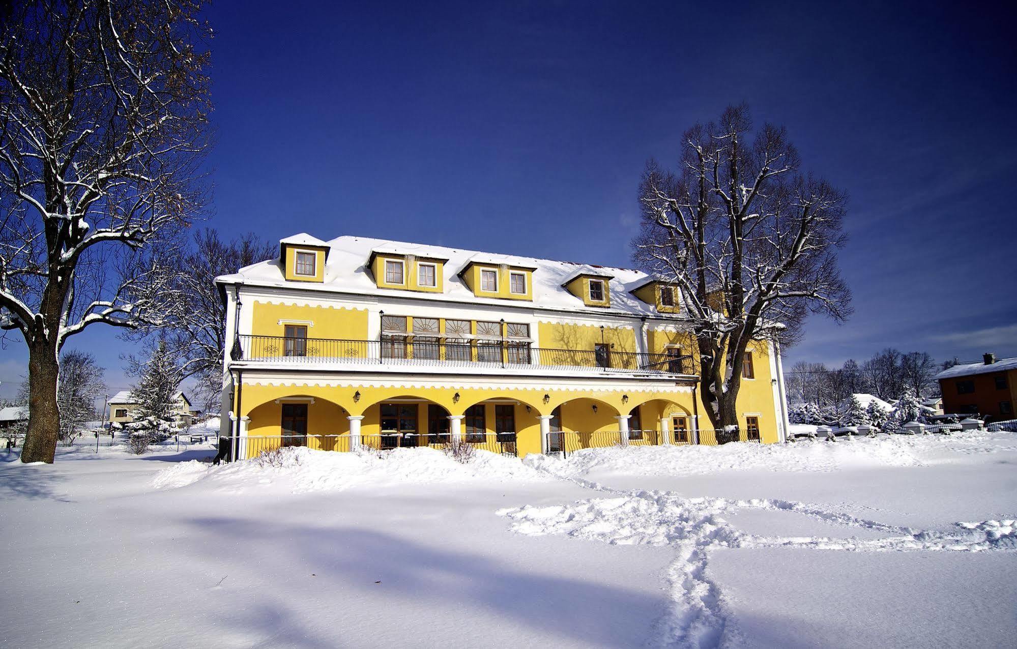 Kastiel Lucivna Hotell Exteriör bild